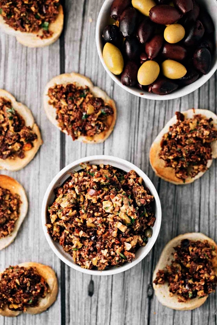 recette de tartinade aux olives noires et vertes en tartines apéritives, toast apero facile et rapide avec dip d'olives