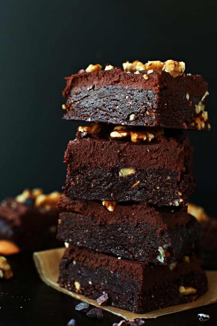 gâteau sans cuisson au chocolat, recette de brownies vegan sans four à base de dattes, noix et amandes