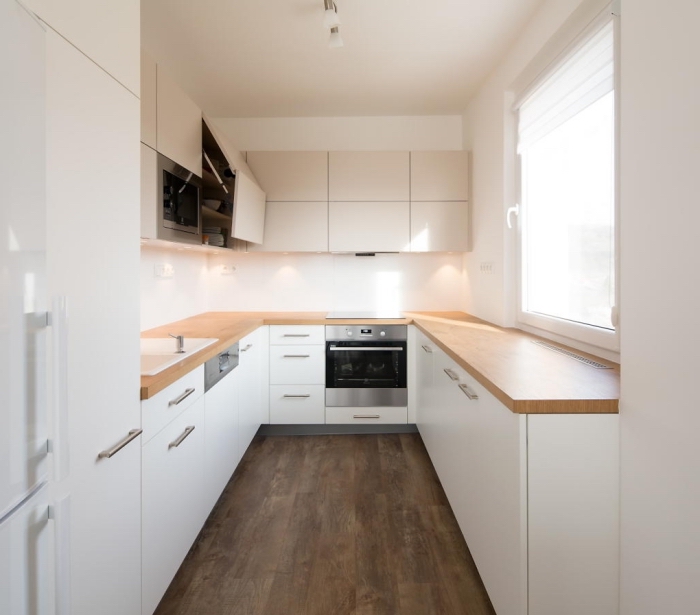 aménagement cuisine petite surface, déco de cuisine blanche et bois, modèle de meubles haut cuisine sans poignées
