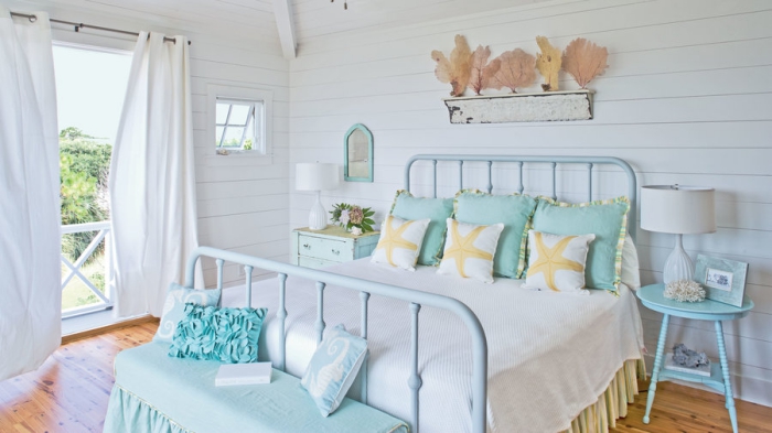 modèle de chambre à coucher esprit marine aux murs blancs avec plancher bois, exemple de decoration bord de mer pas cher