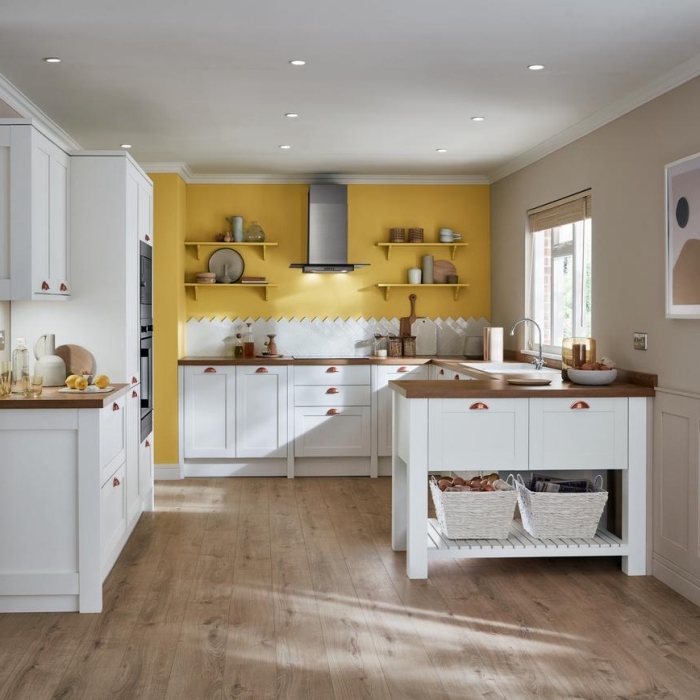 comment aménager une cuisine en forme de U avec mur en couleur jaune, modèle de cuisine équipée avec meubles en bois et blanc