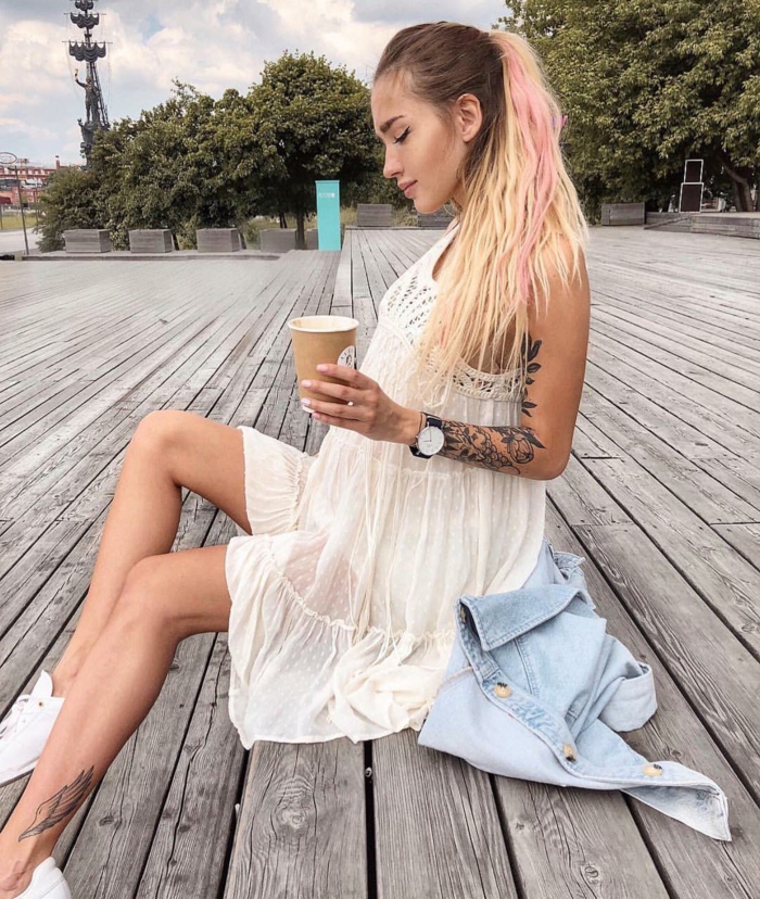 robe boho chic, tatouage bras, queue de cheval, montre stylée, mèches roses, sneakers blancs