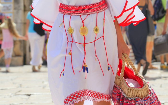 robe blanche en coton, style boho chic, sac en paille avec broderies, ceinture rouge, manches fluides