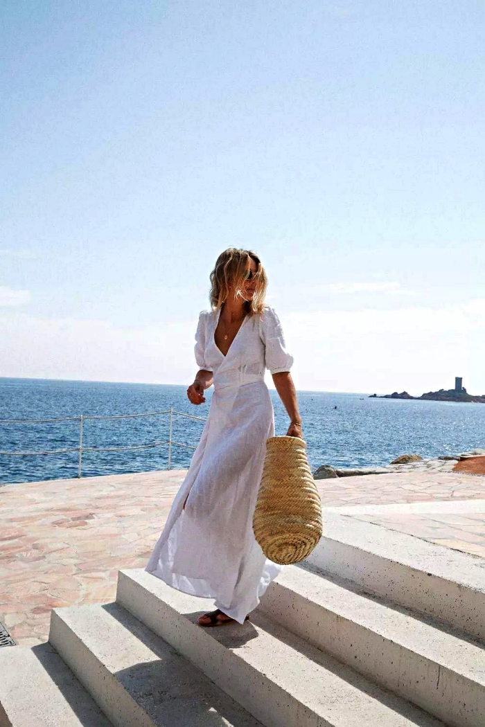 look de plage en robe de plage longue blanche, maxi dress blanc et grand sac panier pour un look de plage stylé 