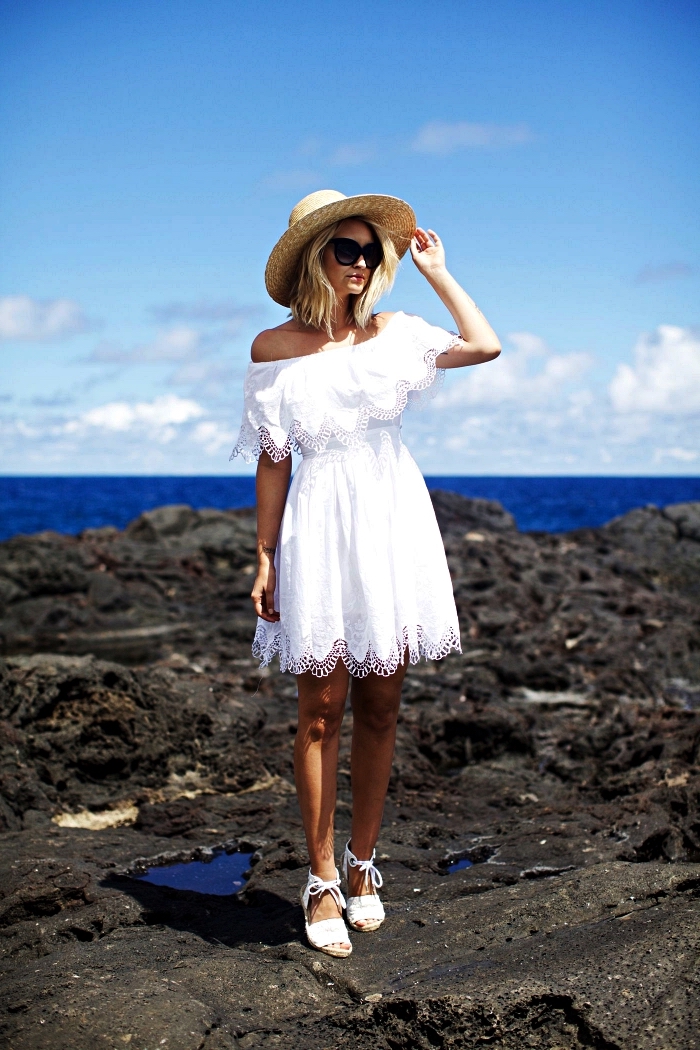 robe de plage blanche de style bardot avec détails en dentelle portée avec un chapeau de paille et des espadrilles