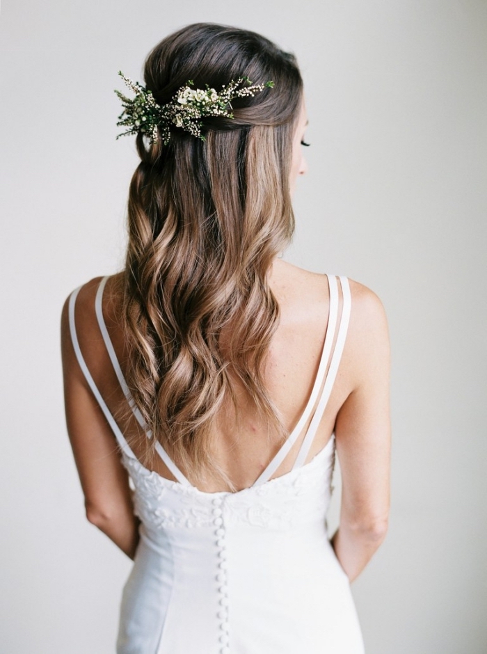 coiffure simple pour mariée, modèle coiffure bohème chic aux cheveux ondulés avec accessoire branche fleuri