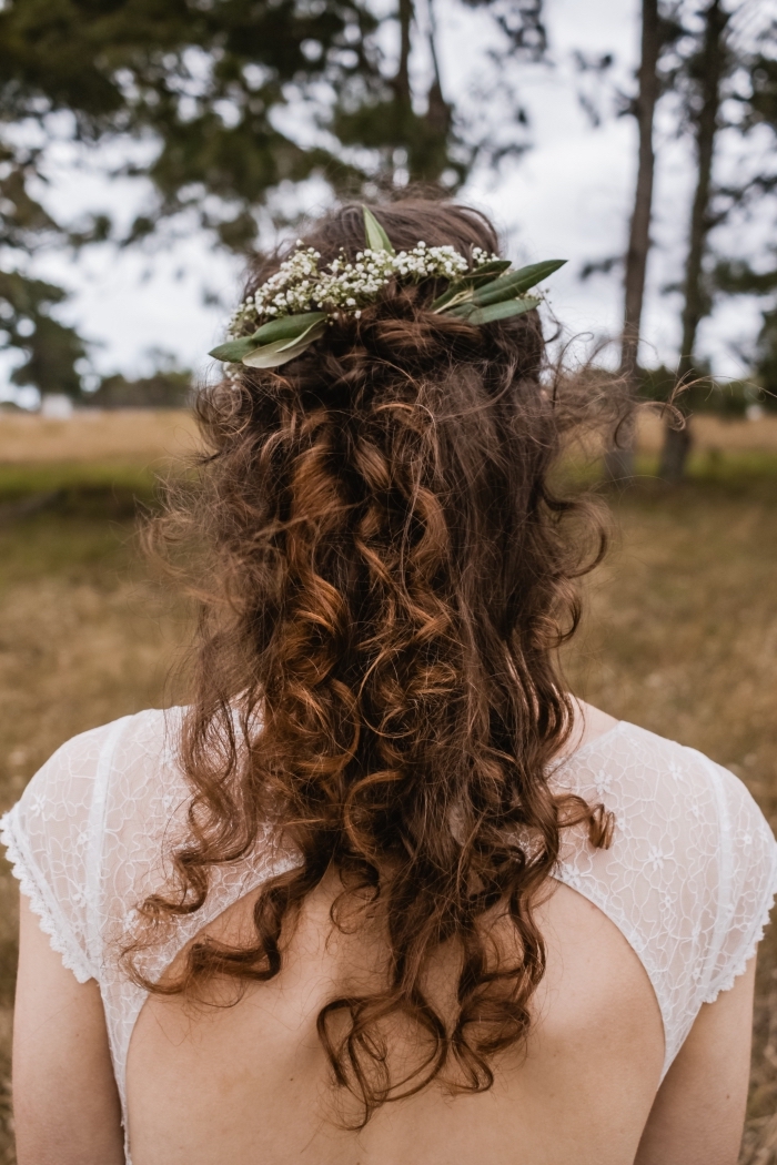exemple de coiffure simple et rapide, modèle coiffure mi-attachés bouclés avec branche fleuri, coiffure de mariage facile