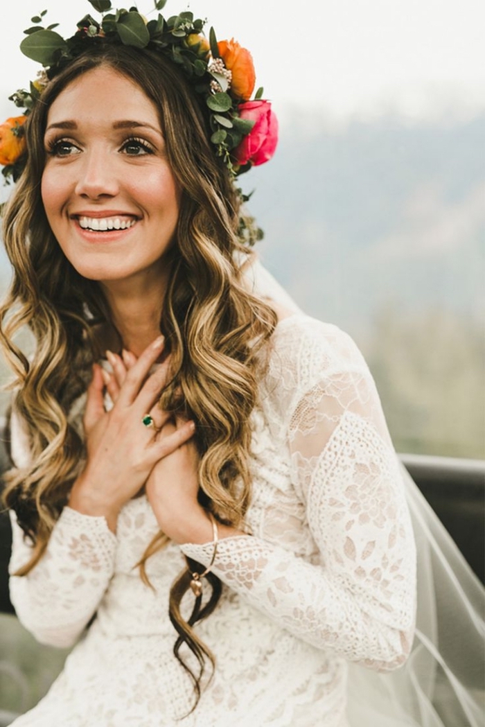 exemple de coiffure de mariage pour cheveux longs, modèle robe mariée bohème chic en dentelle florale et manches