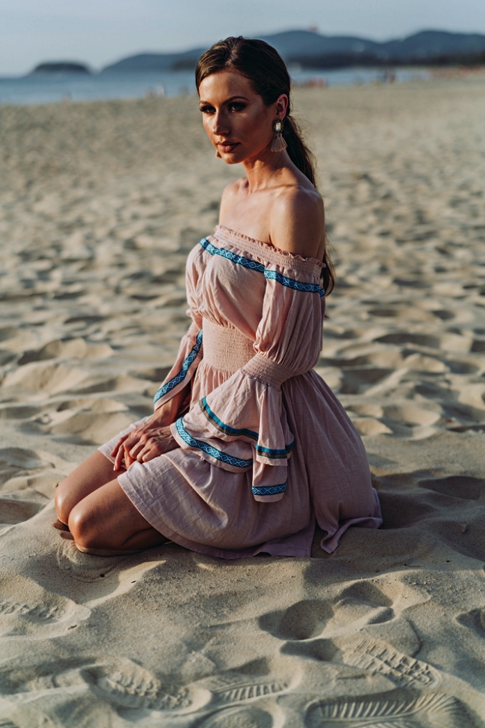 une robe de plage rose poudré aux épaules dénudées avec une large élastique à la taille pour une vision féminine et bohème à la plage