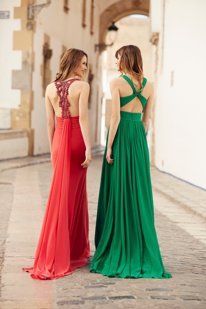 quelle couleur pour une robe longue été, modèle de robe longue rouge avec traîne et décoration en pierre sur le dos