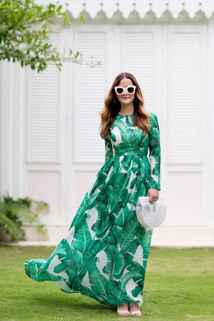 exemple de robe de soirée chic et glamour, modèle de robe longue de soirée, idée robe femme habillée en vert et blanc