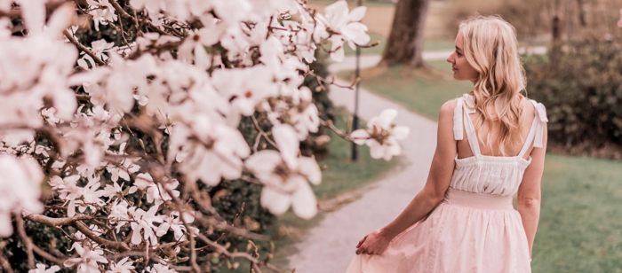 robe rose bohème, branches fleuries, jeune femme qui ballade, robe avec bretelles