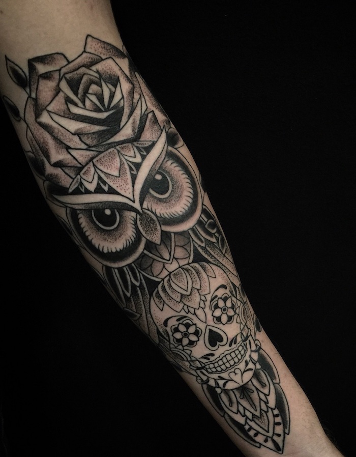 tatouage rose, hibou et tete de mort mexicaine sur le bras, idée de dessin encre style graphique