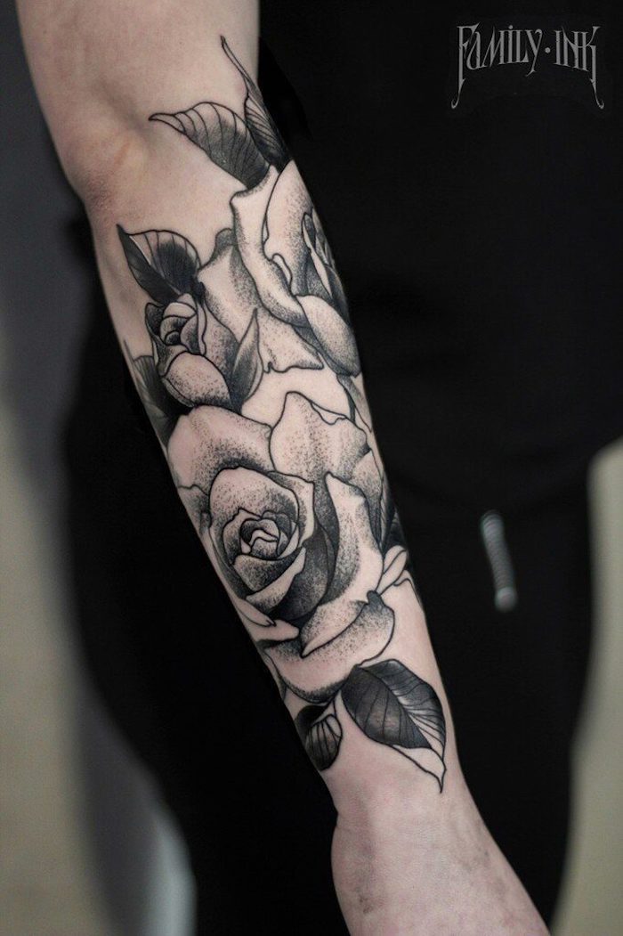roses tatouées sur le bras d un homme, idée tatouage old school à l encre noire