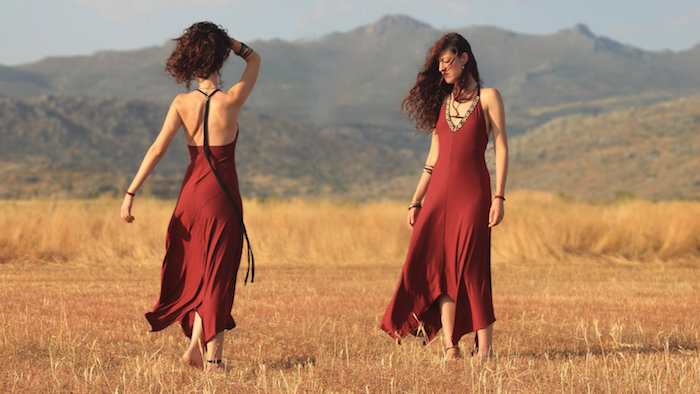 Photo champetre californie, longue robe rouge, coucher de soleil, robe longue boheme chic, tenue moderne inspiré du style des années 60