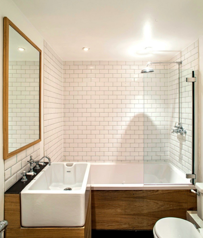 miroir rectangulaire dans une très petite salle de bain, carrelage toilette métro, salle de bain bois et blanc