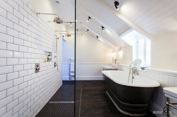 carrelage metro blanc dans une salle de bain en noir et blanc, baignoire rétro, rangement mural intégré