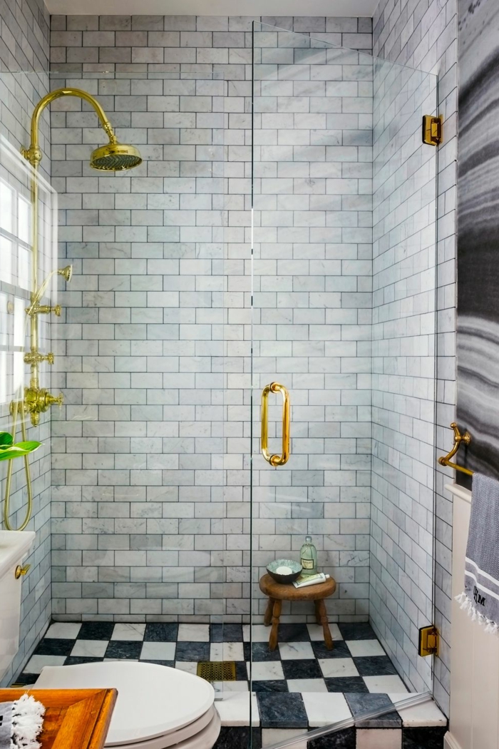 salle de bain gris clair, carrelage salle de bain gris, détails couleur doré, carrelage damier, wc blanc