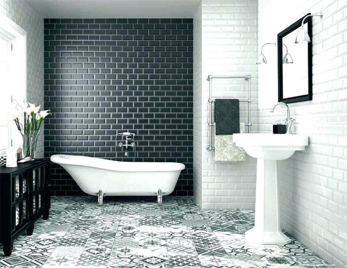 salle de bain artistique, baignoire sur pieds, lavabo colonne, carrelage metro blanc, carrelage metro noir, meuble de rangement noir