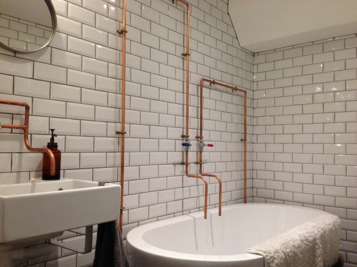 baignoire ovale, carrelage blanc brillant, vasque suspendue rectangulaire, salle de bain industrielle, 