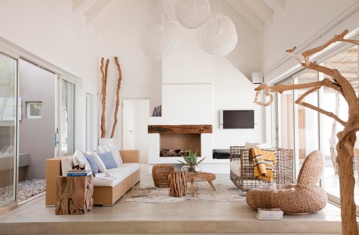 comment aménager un salon blanc à plafond haut avec mobilier bois, exemple de deco marine dans l'esprit minimaliste