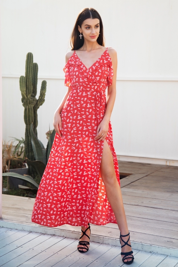 Cactus et femme photo, tenue boheme chic, robe rouge et blanc, sandales à talon, robe longue été, la plus belle tenue de cet été