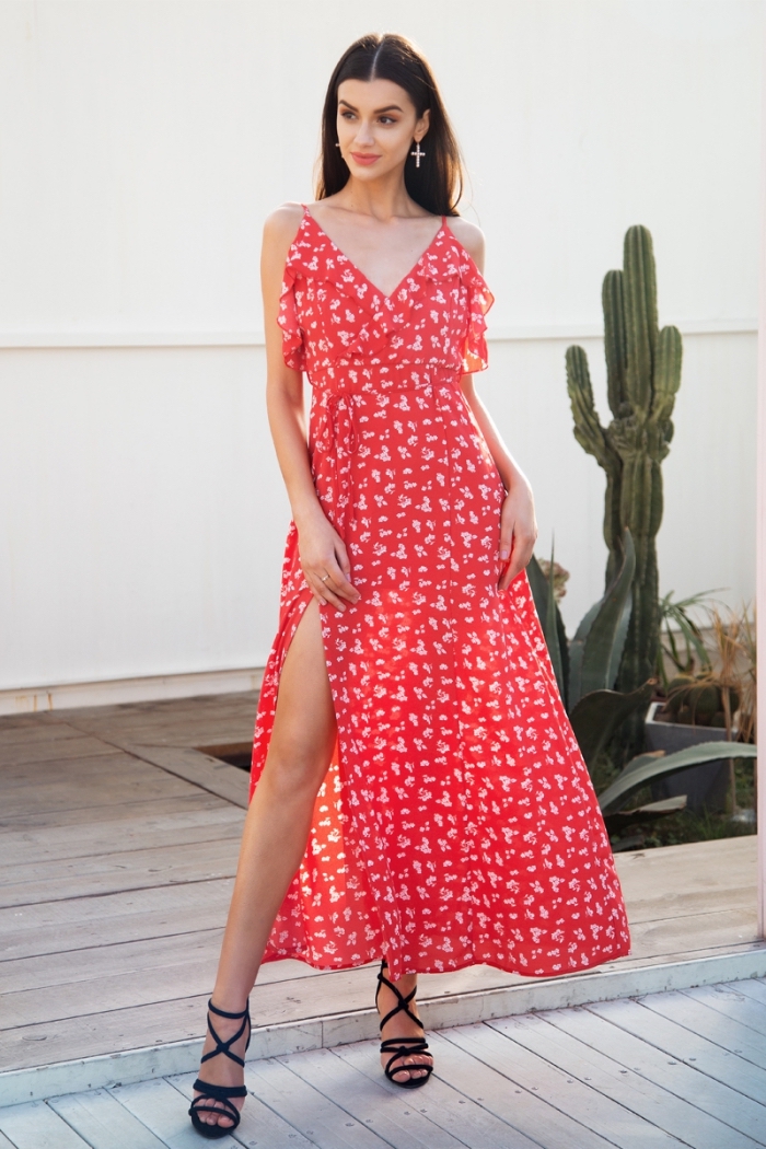 modèle de robe bohème chic de couleur rouge aux motifs floraux blancs, idée robe avec bretelle et décolleté en v