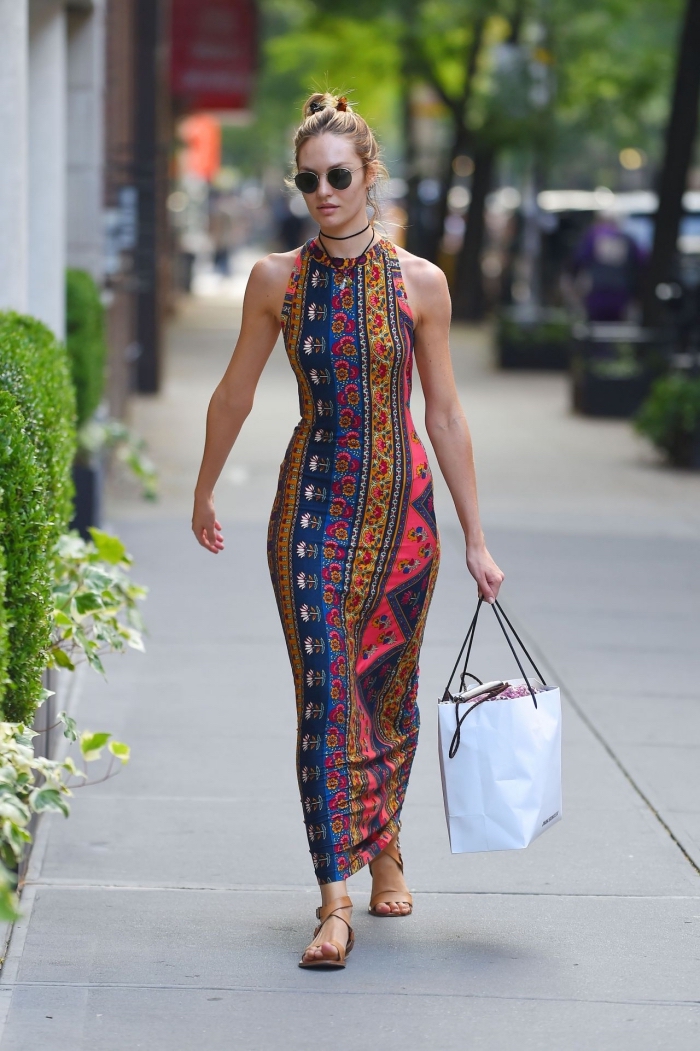 modèle de robe d'été chic de style hippie chic aux motifs géométriques, idée lunettes de soleil femme noires