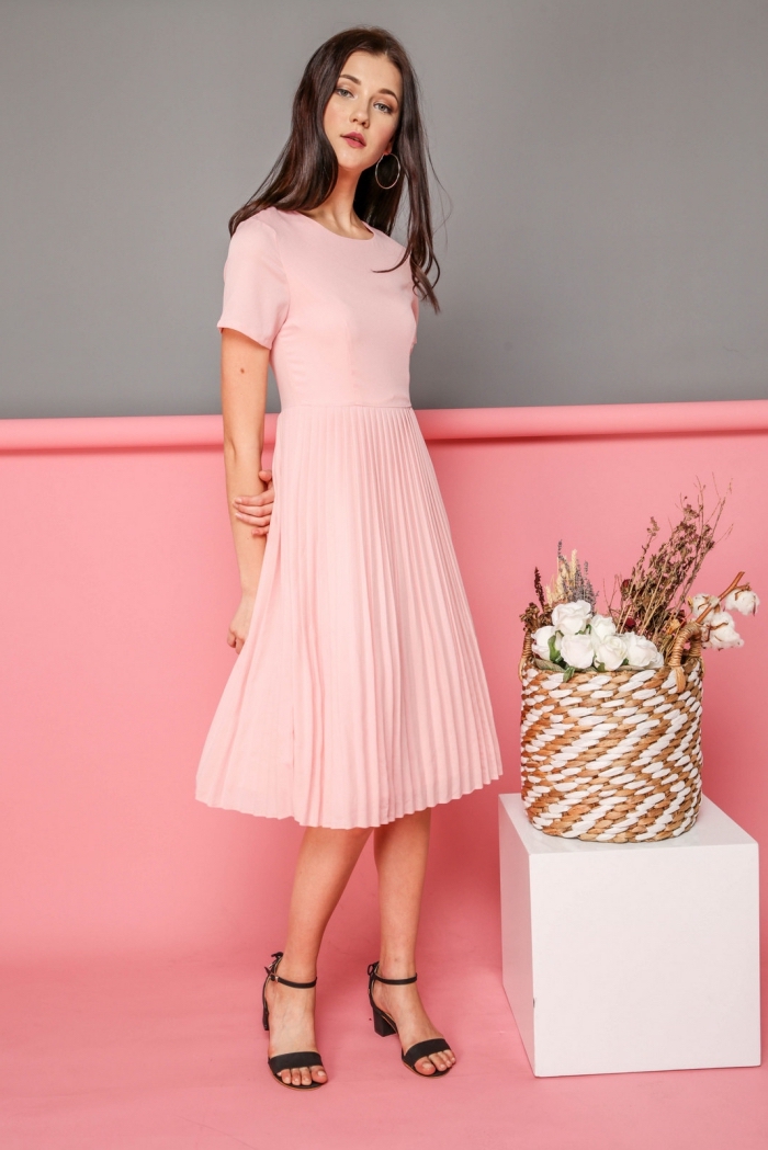 idée robe ceremonie femme, modèle de robe longueur genoux avec manches courtes de couleur rose pastel