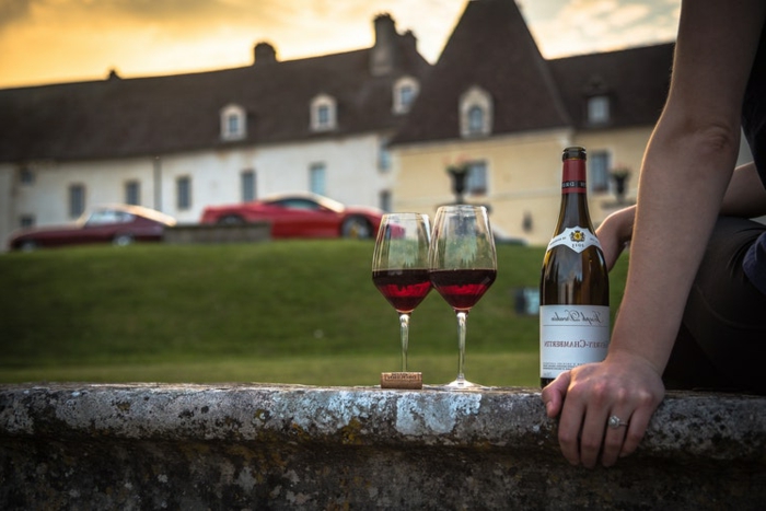 château médiéval, bouteille de vin, deux verres remplis, ou aller en France, location de vacances