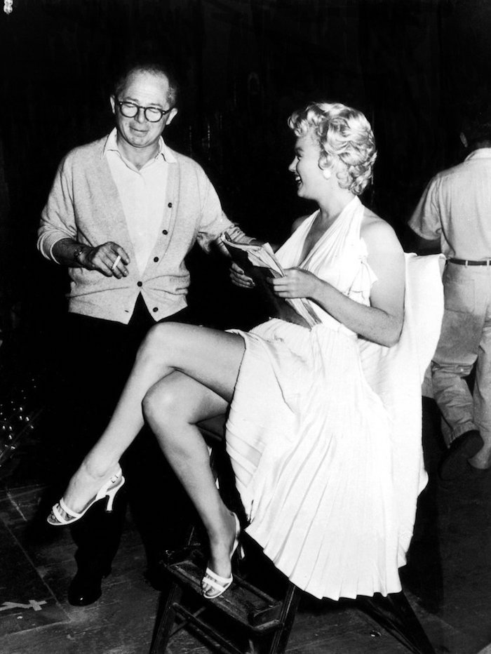 Marilyn monroe dans sa robe blanche iconique à plissé, chaussure année 50, robe vintage année 50, tendances des vetements des femmes