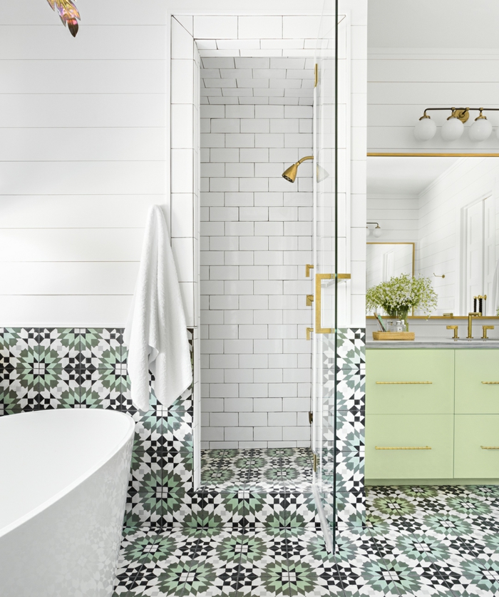 joli carrelage style carreaux de ciment, baignoire blanche, meuble sous vasque vert menthe; carreaux metro blancs