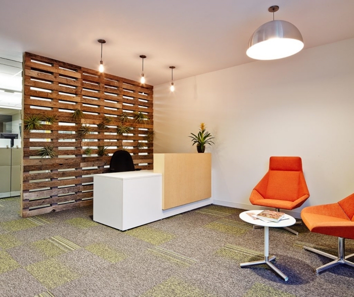 design intérieur moderne dans un bureau blanc avec séparation en palette, idée mur en bois pour séparer un espace
