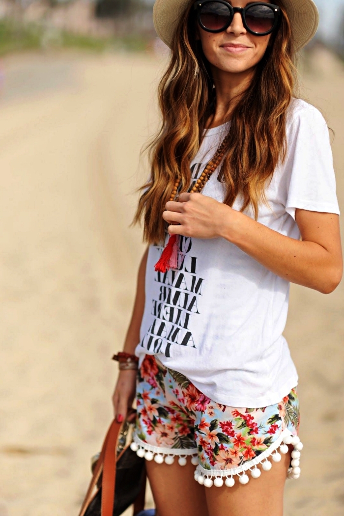 vetement de plage à enfiler sur son maillot de bain, short imprimé tropical bordé de pompons combiné avec un t-shirt à message 