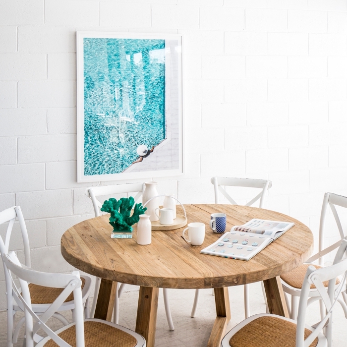 comment décorer une salle à manger dans l'esprit mer, modèle de pièce blanche aménagée avec meubles bois