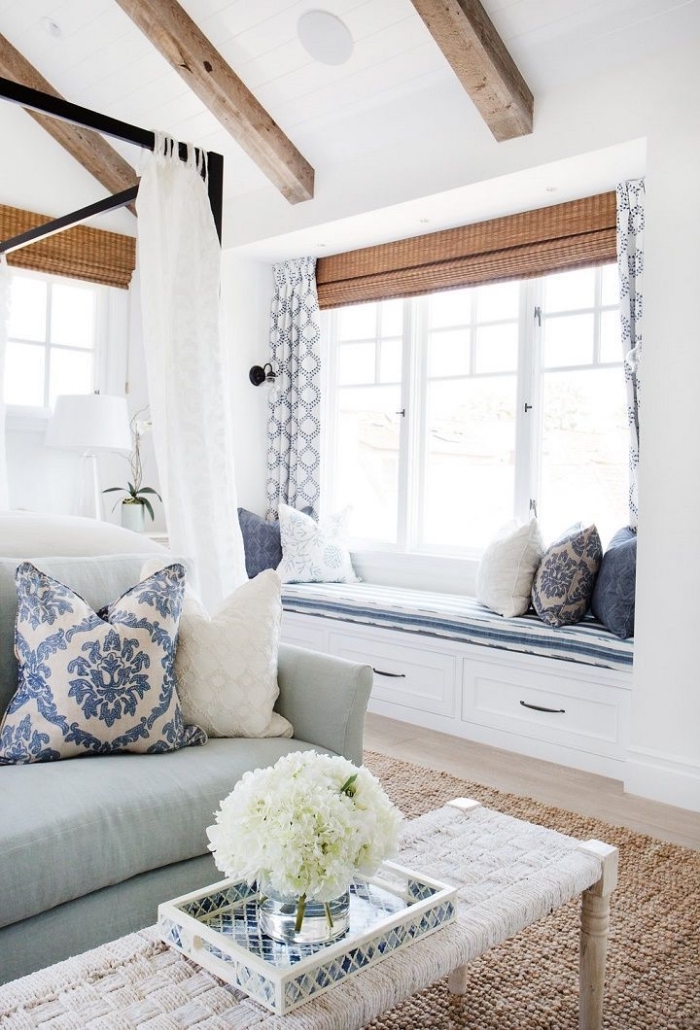 design intérieur minimaliste en blanc et bois, aménagement salon à plafond blanc avec poutres apparentes, déco marine minimaliste