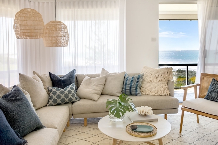exemple de maison bord de mer, design intérieur esprit marin, salon blanc aménagé avec meubles bois et blanc