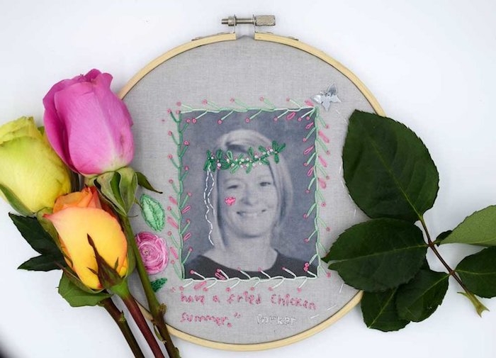 tambour à broder avec photo maitresse imprimée dessus et décorée à fils colorés et couronen de fils avec bouquet de roses à coté