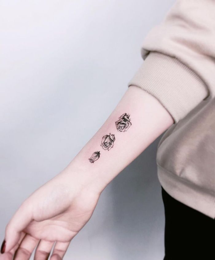 petit tatouage minimaliste de trois roses de tailles variées, modele tatouage femm elegant