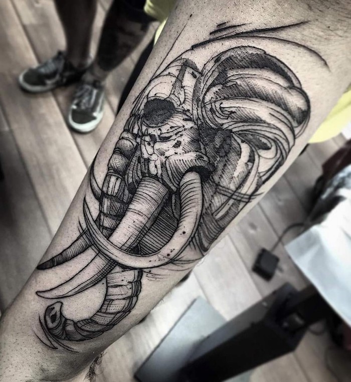 tatouage elephant demonque en noir et blanc, exemple tatouage homme graphique