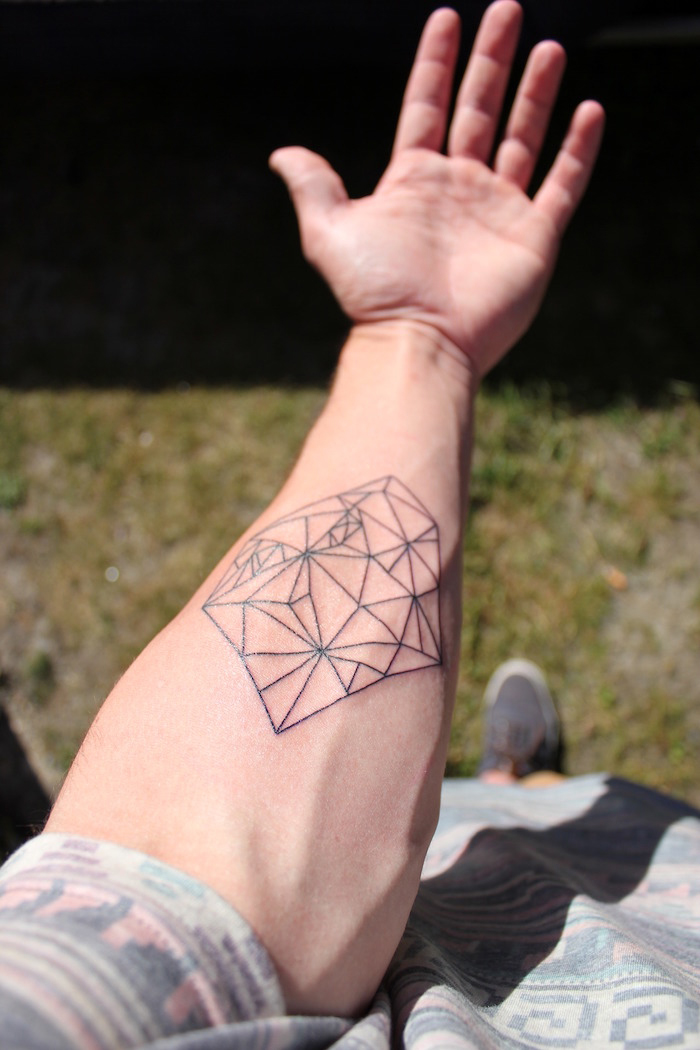 modele de tatouage geometrique aux triangles qui composent une figurine géométrique intéressante