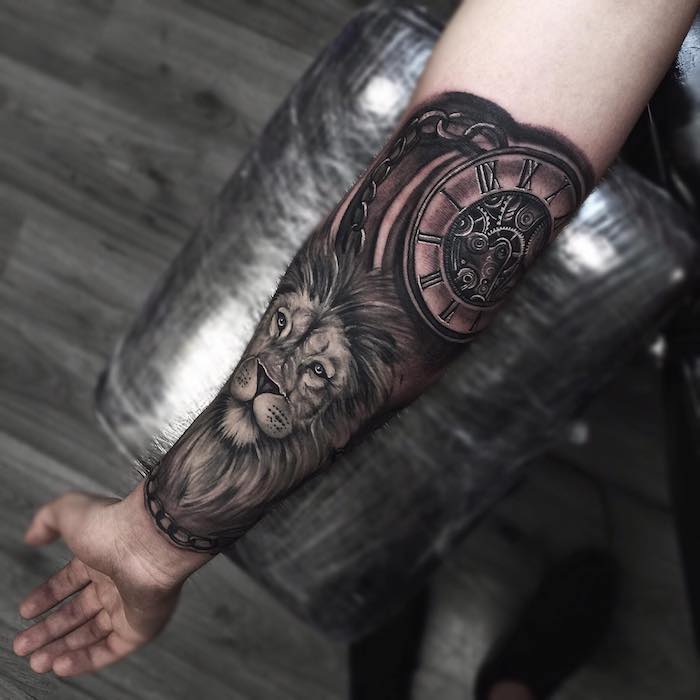 tatouage avant bras homme avec dessin lion et boussole, idées de modele tatoage homme graphique
