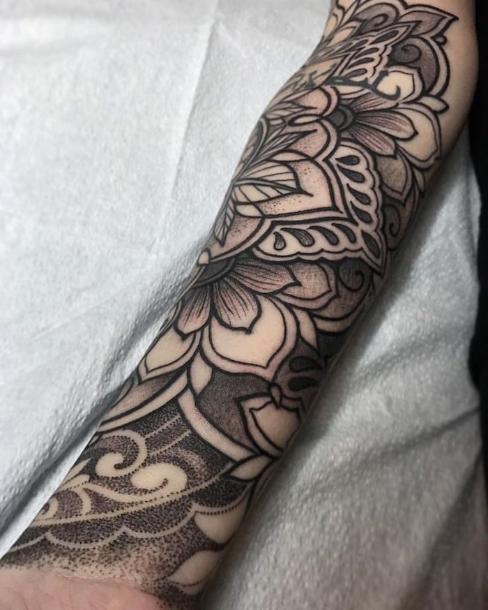 tatouage fleur mandala sur le bras aux contours noirs, fleur tatouée sur la peau