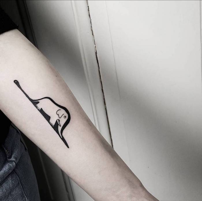 tatouage miniature d un petit éléphant entourée d une ombre noire, simple dessin d animal