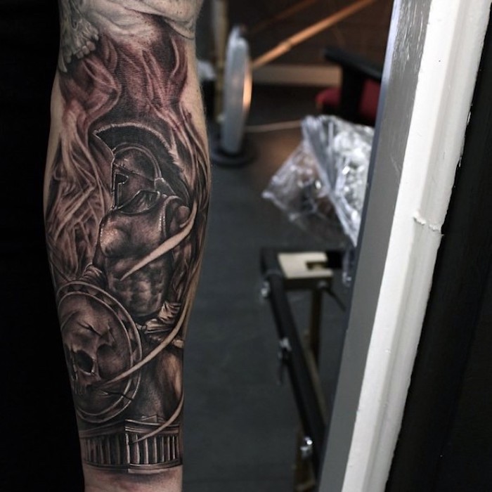 tatouage soldat en armure entouré de flammes, symbole tatouage force et audace homme