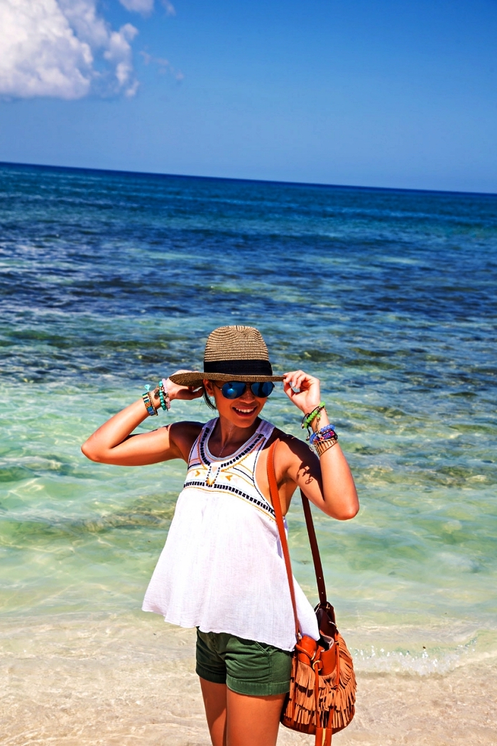tenue d'été femme pour se promener au bord de la mer, short kaki et débardeur blanc à motifs ethniques