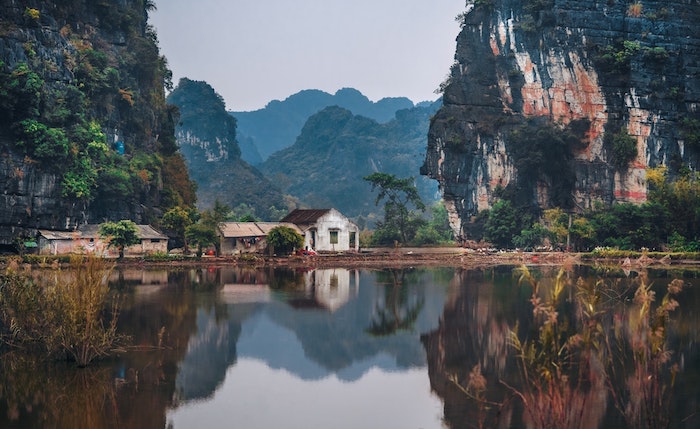 Magnifique vue en asie, maison en ruines et rochers beaux au bord d'un lac, les plus beaux endroits de france, paysage magnifique, photographie professionnel