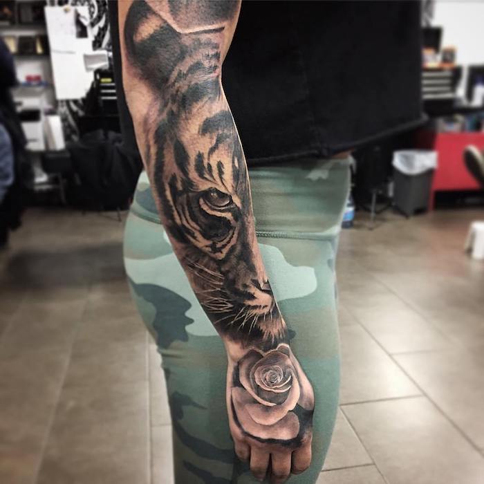 tatouage animal sauvage tigre et rose sur la main, modele tatouage femme sur le bras entier