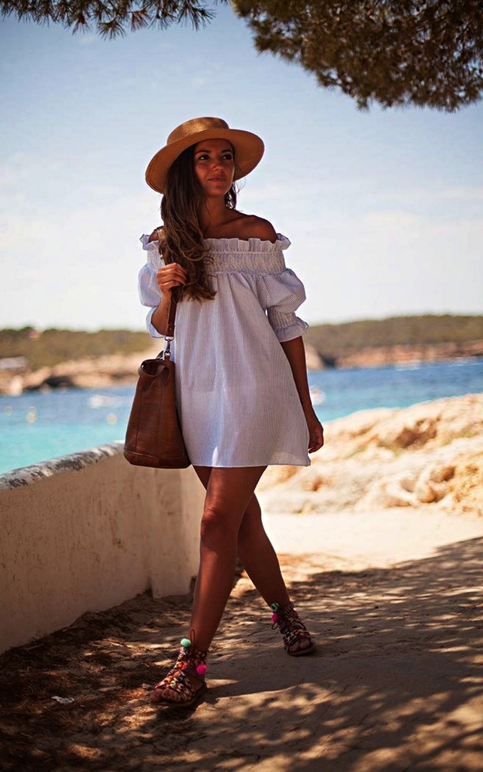 robe tunique de plage chic et confortable légèrement transparente, robe-tunique à encolure élastique assortie avec des sandales tout-terrain et un chapeau panama