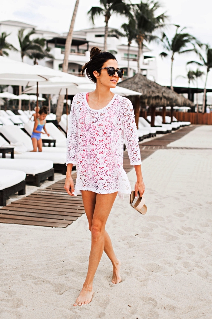 tunique de plage en crochet blanc portée par dessus un maillot de bain 1 pièce couleur rose, comment s'habiller à la plage